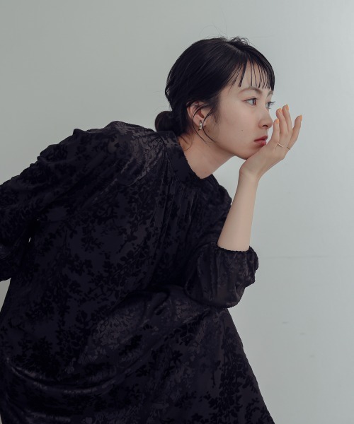 Neina（ネイナ）の「ベロアオパールワンピースドレス 大きいサイズ有 〔Neina〕（ドレス・レディース・ブラック系/ブラウン系・M/L/LL/3L）」の4枚目の写真