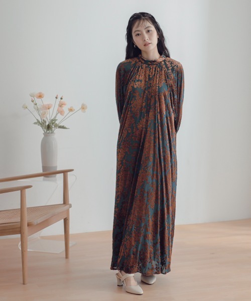 Neina（ネイナ）の「ベロアオパールワンピースドレス 大きいサイズ有 〔Neina〕（ドレス・レディース・ブラック系/ブラウン系・M/L/LL/3L）」の17枚目の写真
