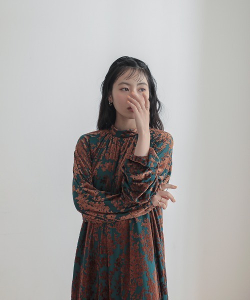 Neina（ネイナ）の「ベロアオパールワンピースドレス 大きいサイズ有 〔Neina〕（ドレス・レディース・ブラック系/ブラウン系・M/L/LL/3L）」の16枚目の写真