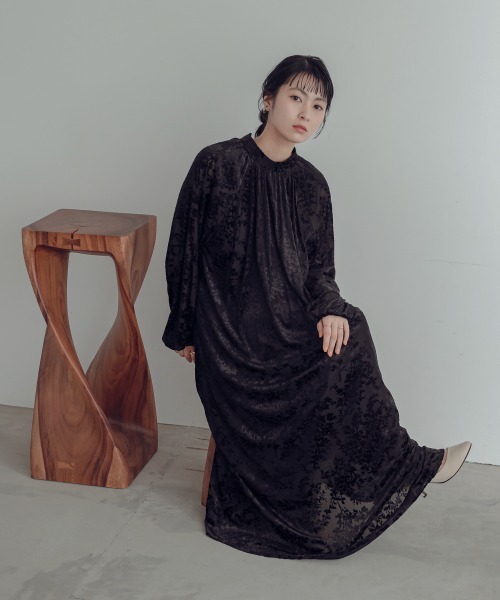 Neina（ネイナ）の「ベロアオパールワンピースドレス 大きいサイズ有 〔Neina〕（ドレス・レディース・ブラック系/ブラウン系・M/L/LL/3L）」の13枚目の写真