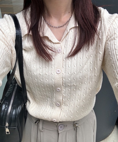 ISOOK（アイスー）の「【ISOOK / アイスー】ケーブルデザインポロニット / カーディガン ポロシャツ ニット ポロニット プルオーバー セーター 赤ニット 春ニット 長袖 襟付き 羽織り アイボリー ブラック レッド 白 黒 赤 ZOZOTOWN限定（ポロシャツ・レディース・ブラック/アイボリー/レッド・FREE）」の2枚目の写真