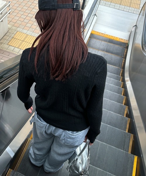 ISOOK（アイスー）の「【ISOOK / アイスー】ケーブルデザインポロニット / カーディガン ポロシャツ ニット ポロニット プルオーバー セーター 赤ニット 春ニット 長袖 襟付き 羽織り アイボリー ブラック レッド 白 黒 赤 ZOZOTOWN限定（ポロシャツ・レディース・ブラック/アイボリー/レッド・FREE）」の6枚目の写真