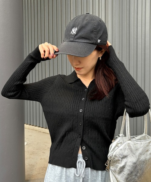 ISOOK（アイスー）の「【ISOOK / アイスー】ケーブルデザインポロニット / カーディガン ポロシャツ ニット ポロニット プルオーバー セーター 赤ニット 春ニット 長袖 襟付き 羽織り アイボリー ブラック レッド 白 黒 赤 ZOZOTOWN限定（ポロシャツ・レディース・ブラック/アイボリー/レッド・FREE）」の4枚目の写真