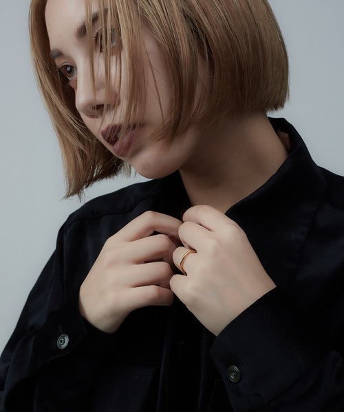 AKEL(アケル)の「【AKEL】アケル/ 2mmウェーブリング/ 金属アレルギー対応リング(サージカルステンレス)(リング・レディース・ゴールド/シルバー・#11/#13/#9)」の3枚目の写真