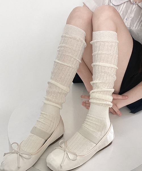 c.u.l（シーユーエル）の「シアーリブ切り替え ルーズニーハイソックス cula1059（ソックス/靴下・レディース・ブラック/アイボリー/ライトピンク/グレー/ブラウン/ライトグレー/ピンク/ホワイト/ベージュ・FREE）」の3枚目の写真