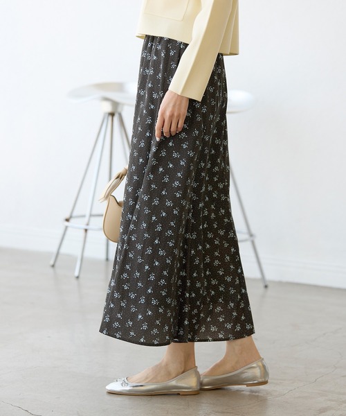ROPE' PICNIC(ロペピクニック)の「小花柄セミフレアロングスカート(スカート・レディース・ブラック/オフホワイト・38)」の6枚目の写真