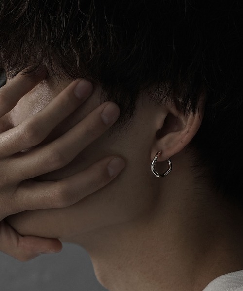 MinoriTY(マイノリティ)の「【2点セット】選べるシルバーフープピアス メンズ ウィメンズ ユニセックス(ピアス(両耳用)・メンズ・シルバー系1/シルバー系3/シルバー系2・FREE)」の4枚目の写真