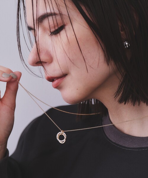 OPAQUE.CLIP（オペークドットクリップ）の「ダブルリングビジューネックレス（ネックレス・レディース・ゴールド/シルバー・00）」の2枚目の写真