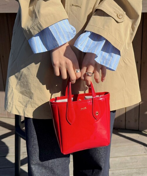 fredy emue（フレディエミュ）の「【BEAURE/ビュレ】レザーエナメルミニトートバッグ（ショルダーバッグ・レディース・レッド/ゴールド/ライトブルー・FREE）」の3枚目の写真