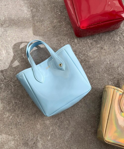 fredy emue（フレディエミュ）の「【BEAURE/ビュレ】レザーエナメルミニトートバッグ（ショルダーバッグ・レディース・レッド/ゴールド/ライトブルー・FREE）」の2枚目の写真