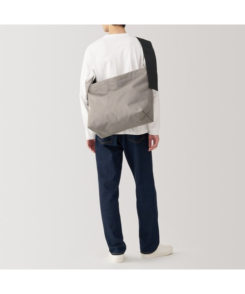 無印良品（ムジルシリョウヒン）の「太ベルトスクエアショルダーバッグ（ショルダーバッグ・レディース・ダークベージュ/ブラック・FREE）」の19枚目の写真