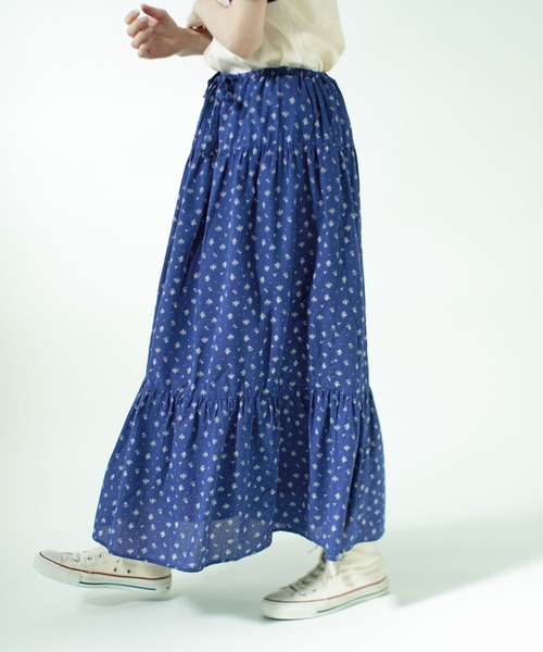 PAR ICI(パーリッシィ)の「小花柄抜染 ギャザースカート(スカート・レディース・ブルー/ブラック・FREE)」の2枚目の写真