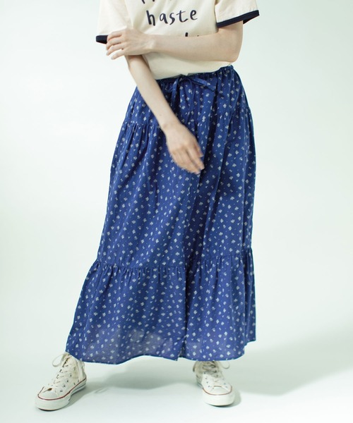 PAR ICI(パーリッシィ)の「小花柄抜染 ギャザースカート(スカート・レディース・ブルー/ブラック・FREE)」の4枚目の写真