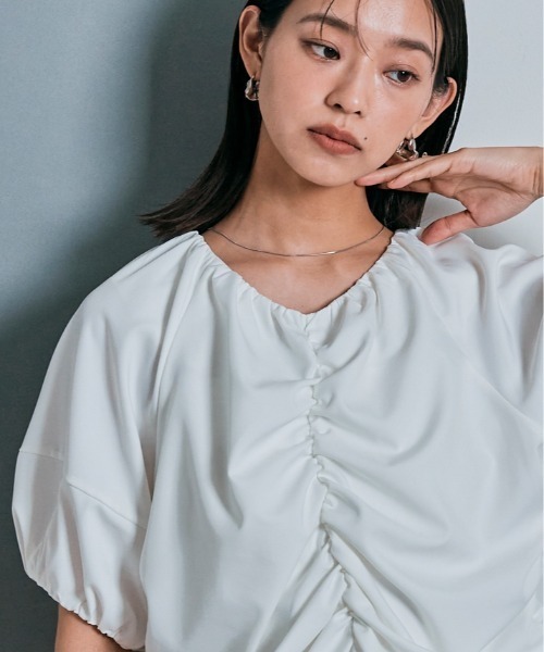 W:Huku(フーク)の「シャーリング ハーフスリーブ ブラウス(シャツ/ブラウス・レディース・オフホワイト/ブラック/サンドベージュ/チャコール・M/L)」の2枚目の写真