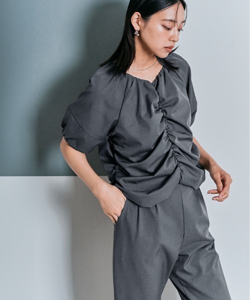 W:Huku(フーク)の「シャーリング ハーフスリーブ ブラウス(シャツ/ブラウス・レディース・オフホワイト/ブラック/サンドベージュ/チャコール・M/L)」の8枚目の写真