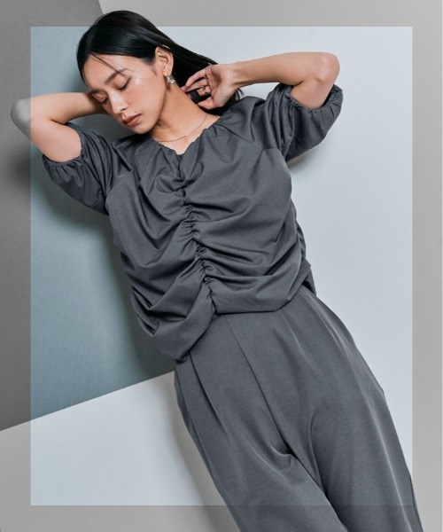 W:Huku(フーク)の「シャーリング ハーフスリーブ ブラウス(シャツ/ブラウス・レディース・オフホワイト/ブラック/サンドベージュ/チャコール・M/L)」の11枚目の写真