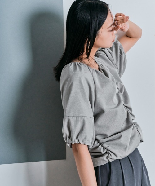 W:Huku(フーク)の「シャーリング ハーフスリーブ ブラウス(シャツ/ブラウス・レディース・オフホワイト/ブラック/サンドベージュ/チャコール・M/L)」の17枚目の写真