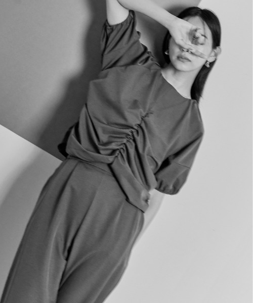 W:Huku(フーク)の「シャーリング ハーフスリーブ ブラウス(シャツ/ブラウス・レディース・オフホワイト/ブラック/サンドベージュ/チャコール・M/L)」の22枚目の写真