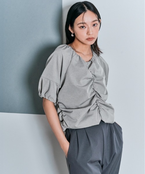 W:Huku(フーク)の「シャーリング ハーフスリーブ ブラウス(シャツ/ブラウス・レディース・オフホワイト/ブラック/サンドベージュ/チャコール・M/L)」の7枚目の写真