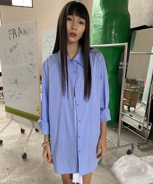 chuclla(チュクラ)の「【LONSLAN】ブルーストライプ オーバーサイズシャツ CHLONW25s022(シャツ/ブラウス・レディース・ブルー・FREE)」の4枚目の写真