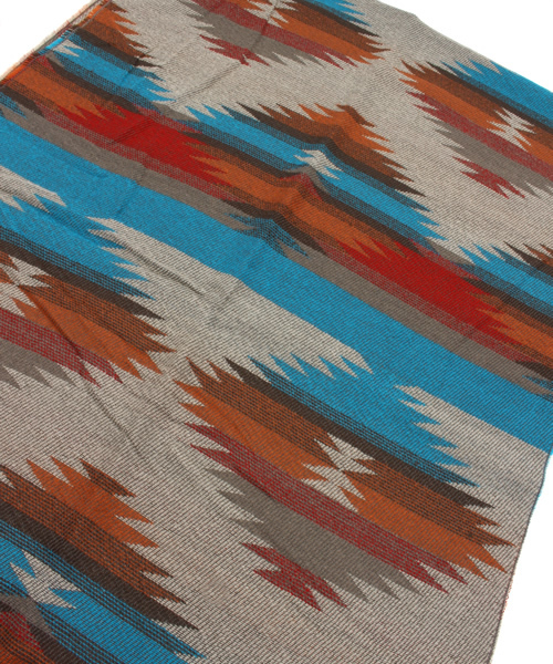 B:MING by BEAMS（ビーミングバイビームス）の「ビーミング by ビームス / ネイティブ柄ストール（マフラー・レディース・ブラック/イエロー/ブルー・ONE SIZE）」の4枚目の写真