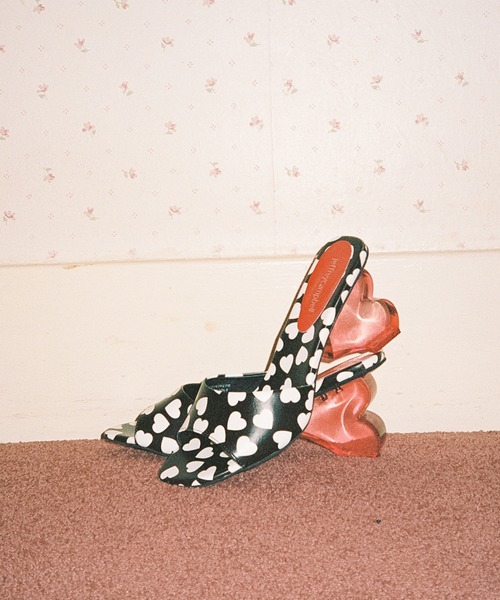 Jeffrey Campbell(ジェフリーキャンベル)の「ハートモチーフサンダル(サンダル・レディース・ブラック×ホワイト・36/35/38/37/39)」の8枚目の写真