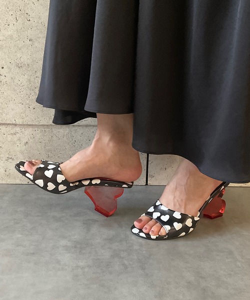 Jeffrey Campbell(ジェフリーキャンベル)の「ハートモチーフサンダル(サンダル・レディース・ブラック×ホワイト・36/35/38/37/39)」の21枚目の写真