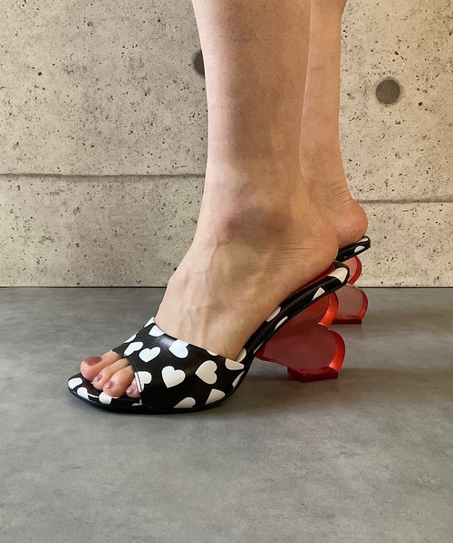 Jeffrey Campbell(ジェフリーキャンベル)の「ハートモチーフサンダル(サンダル・レディース・ブラック×ホワイト・36/35/38/37/39)」の20枚目の写真
