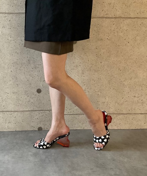 Jeffrey Campbell(ジェフリーキャンベル)の「ハートモチーフサンダル(サンダル・レディース・ブラック×ホワイト・36/35/38/37/39)」の15枚目の写真