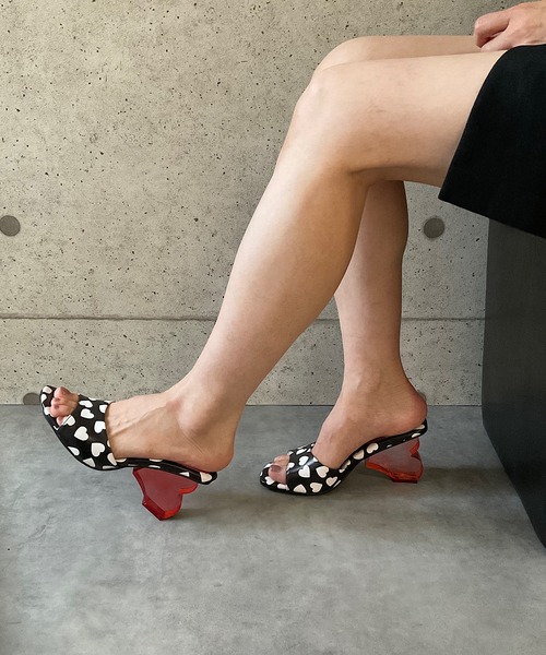 Jeffrey Campbell(ジェフリーキャンベル)の「ハートモチーフサンダル(サンダル・レディース・ブラック×ホワイト・36/35/38/37/39)」の14枚目の写真