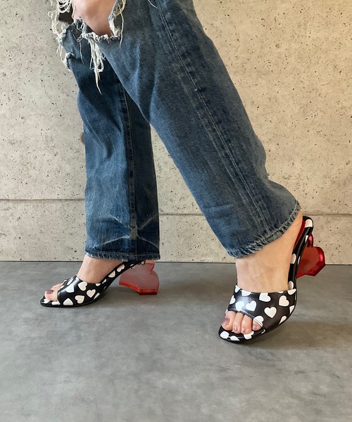 Jeffrey Campbell(ジェフリーキャンベル)の「ハートモチーフサンダル(サンダル・レディース・ブラック×ホワイト・36/35/38/37/39)」の18枚目の写真