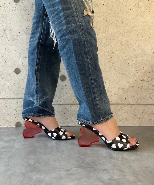 Jeffrey Campbell(ジェフリーキャンベル)の「ハートモチーフサンダル(サンダル・レディース・ブラック×ホワイト・36/35/38/37/39)」の17枚目の写真