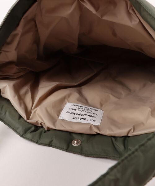 TAION(タイオン)の「CROSS BODY DOWN BAG-M BG05ALSML-M(ショルダーバッグ・メンズ・カーキ・FREE)」の4枚目の写真