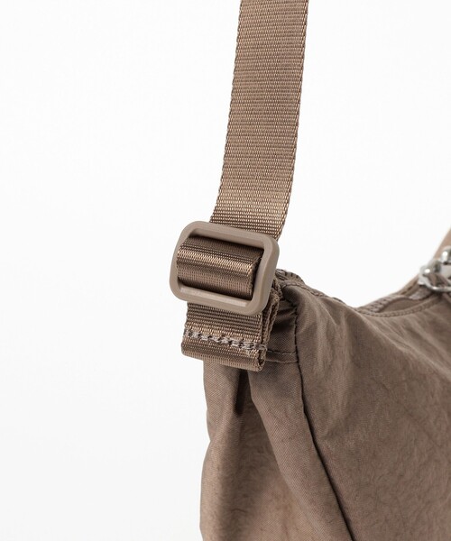 NIKE（ナイキ）の「NIKE / クレセント クロスボディバッグ（ショルダーバッグ・レディース・ライトブラウン・ONE SIZE）」の9枚目の写真