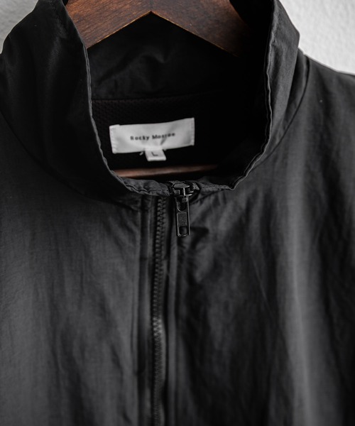 Rocky Monroe（ロッキーモンロー）の「ルーズシルエット 裏メッシュスタンドネック前開きナイロンベスト（ベスト・メンズ・チャコール/ブラック/ネイビー/グレー・M/L/XL）」の13枚目の写真