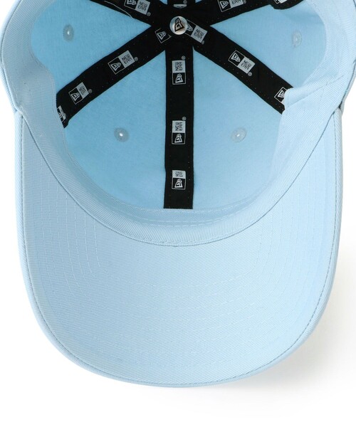 NEW ERA（ニューエラ）の「【NEW ERA(R)/ニューエラ別注】Casual Classic  logo cap（キャップ・レディース・ブラック/サックスブルー/キナリ・FREE）」の7枚目の写真