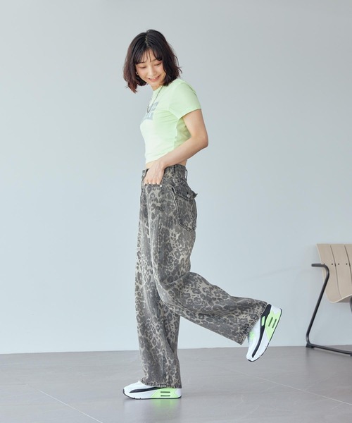 NIKE（ナイキ）の「ナイキ エア マックス 90 LV8 ウィメンズシューズ / Nike Air Max 90 LV8 Women's Shoes FD4328-002 Photon Dust（スニーカー・レディース・グレー系その他・25.5/26/22.5/23/23.5/24/24.5/25/22）」の2枚目の写真