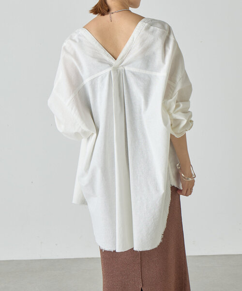 SHENERY（シーナリー）の「Vネックリネンシャツ（シャツ/ブラウス・レディース・レッド/オフホワイト・36/38）」の18枚目の写真