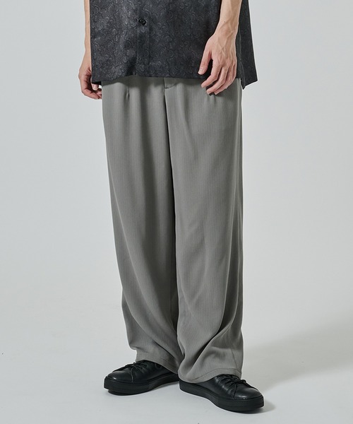 STUDIOUS(ステュディオス)の「DRY DOBBY DOUGI PANTS(スラックス・メンズ・ブラック/グレイッシュベージュ・1/2)」の2枚目の写真