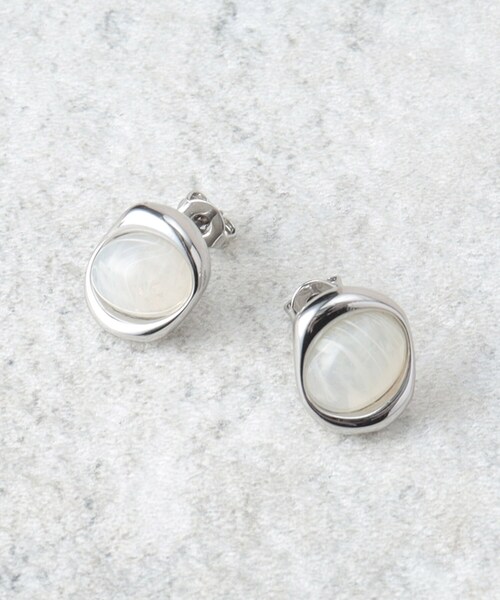 OPAQUE.CLIP(オペークドットクリップ)の「メタル縁取りカラーピアス(ピアス(両耳用)・レディース・ゴールド/シルバー・00)」の1枚目の写真