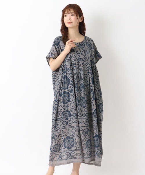 one'sterrace(ワンズテラス)の「リゾート 単色フラワーワンピース(ワンピース・レディース・ブラック系8/グレー系4・02)」の2枚目の写真