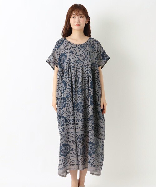 one'sterrace(ワンズテラス)の「リゾート 単色フラワーワンピース(ワンピース・レディース・ブラック系8/グレー系4・02)」の3枚目の写真