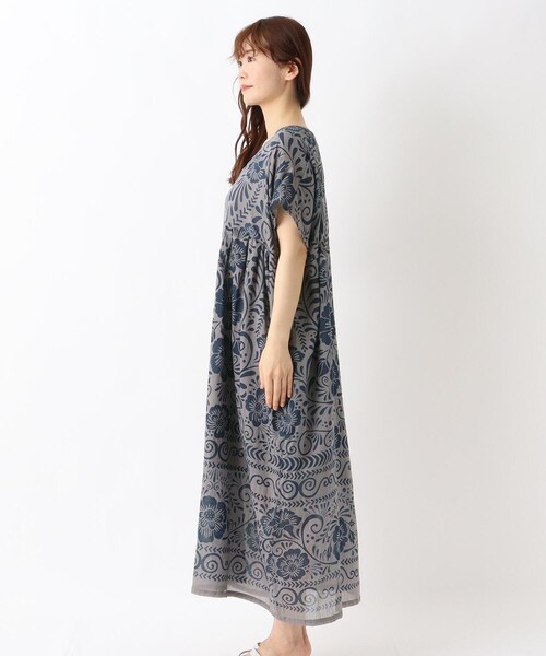 one'sterrace(ワンズテラス)の「リゾート 単色フラワーワンピース(ワンピース・レディース・ブラック系8/グレー系4・02)」の4枚目の写真