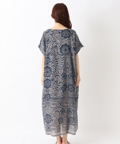 one'sterrace(ワンズテラス)の「リゾート 単色フラワーワンピース(ワンピース・レディース・ブラック系8/グレー系4・02)」の5枚目の写真