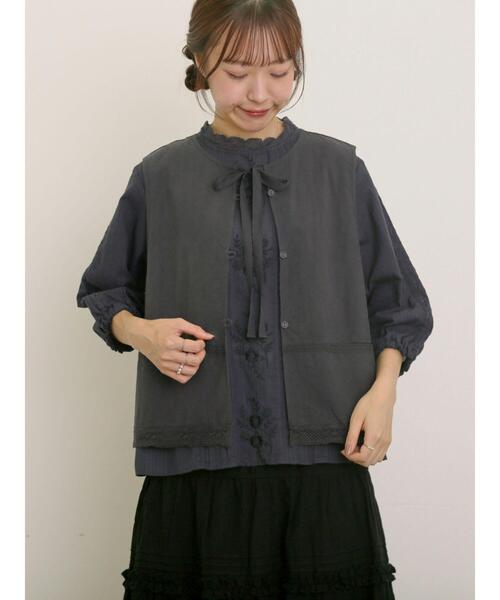 Samansa Mos2（サマンサ モスモス）の「レース付きリボン開きベスト（ベスト・レディース・グレー/チャコールグレー/キナリ・F）」の2枚目の写真