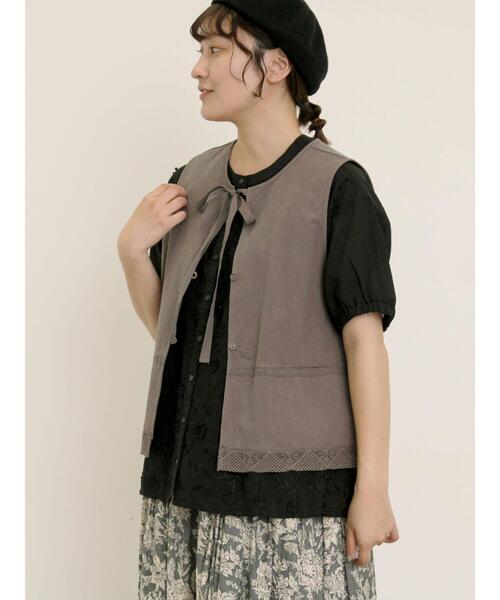 Samansa Mos2（サマンサ モスモス）の「レース付きリボン開きベスト（ベスト・レディース・グレー/チャコールグレー/キナリ・F）」の8枚目の写真