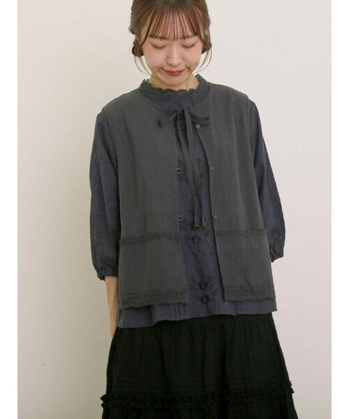 Samansa Mos2（サマンサ モスモス）の「レース付きリボン開きベスト（ベスト・レディース・グレー/チャコールグレー/キナリ・F）」の17枚目の写真