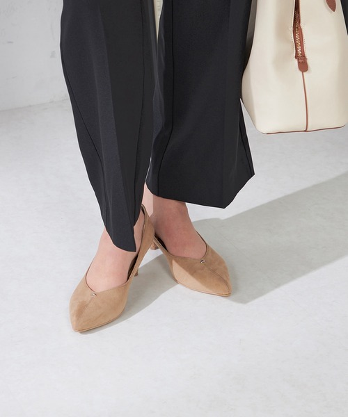 a.v.v(アーヴェヴェ)の「ポイントベーシックパンプス(パンプス・レディース・ブラック/アイボリー・24.5/23.5)」の1枚目の写真