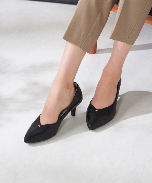 a.v.v(アーヴェヴェ)の「ポイントベーシックパンプス(パンプス・レディース・ブラック/アイボリー・24.5/23.5)」の3枚目の写真