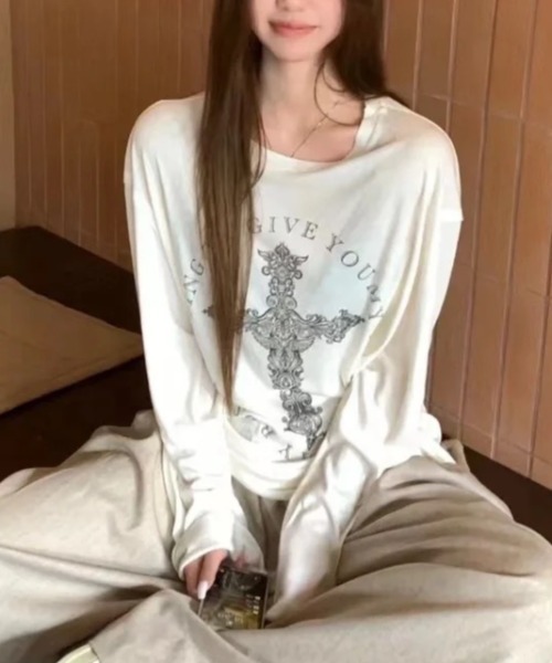 DIAVEL（ディアベル）の「クロスグラフィック ロンT／Dark Y2K Mood（Tシャツ/カットソー・レディース・ブラック/ホワイト・M）」の3枚目の写真
